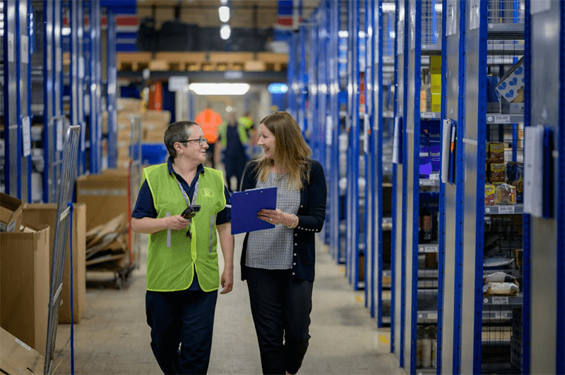 Warehouse worker using сканер штрих-кодів